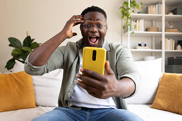 Kijana Asiyeamini Katika Bahati Anashangaza Wote Baada ya Kushinda Kiasi Kikubwa Kwenye Bet
