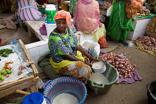 Mwanamke Aonwa Akizungumza Peke Yake Sokoni, Akisema Anaona Watu Wengine Hawawaoni