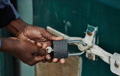 Fraudster in Nairobi CBD Celebrates Fake Deal Andil His  Hotel Room Door Refuses to Open