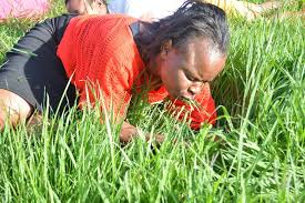 Lady eats grass publicly as revenge on cheating husband!