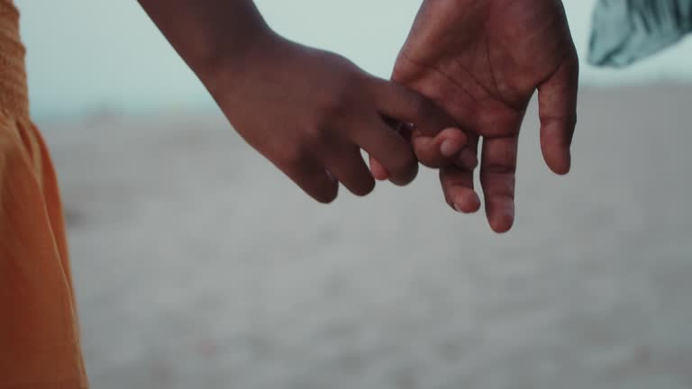 Couple on the Verge of Separation Reunites After a Palm Reading Reveals the Root of Their Conflicts